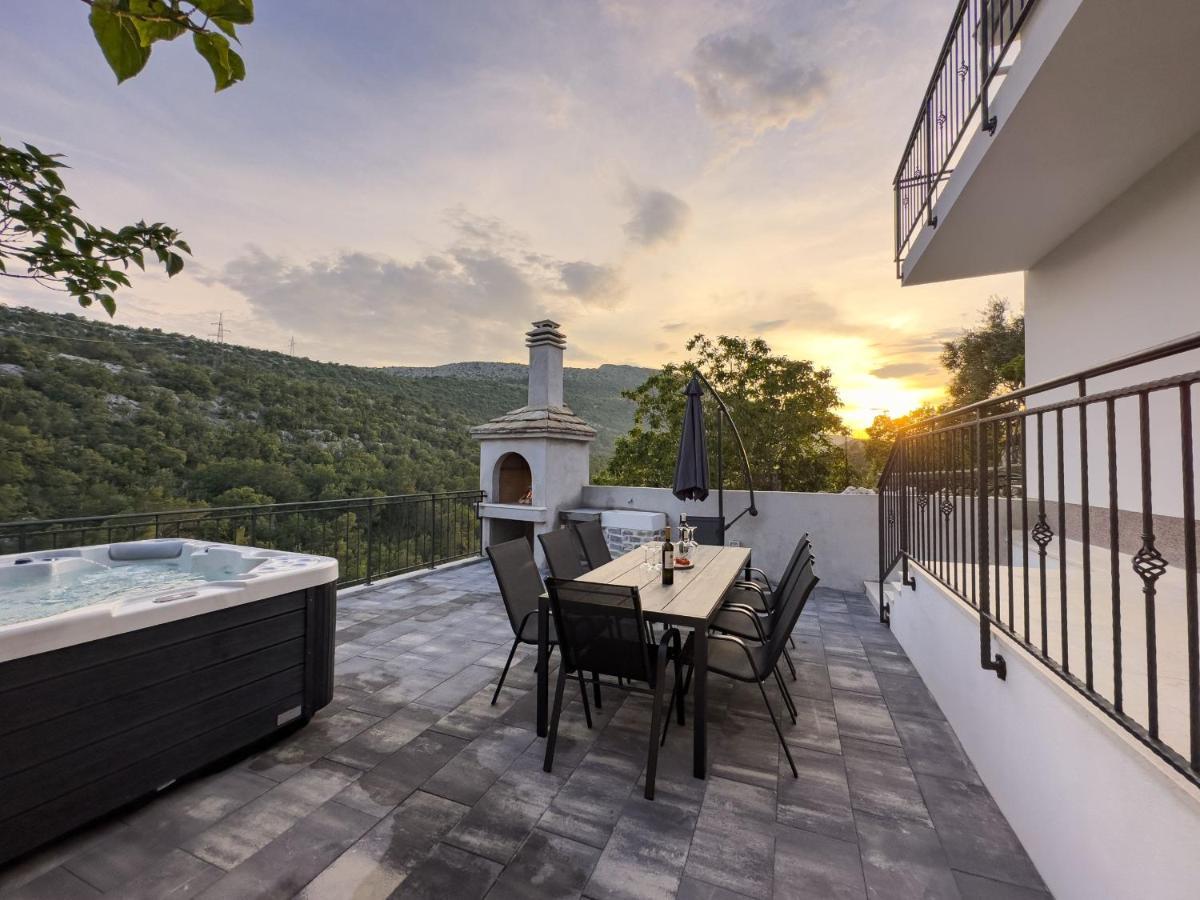 Vrkic With Hot Tub * Omis