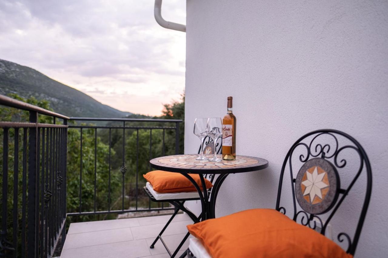 Počitniška hiša Vrkic With Hot Tub Omis