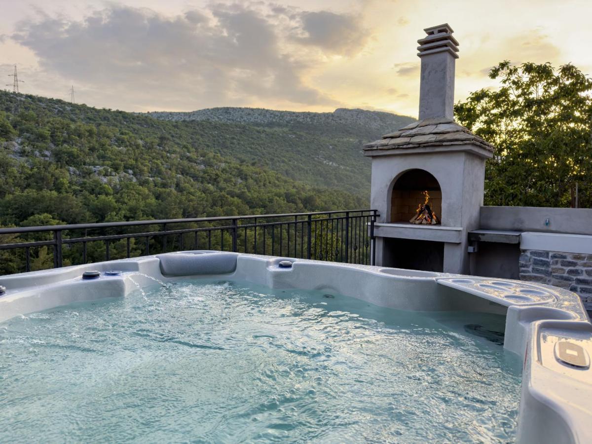 Vrkic With Hot Tub Počitniška hiša *
